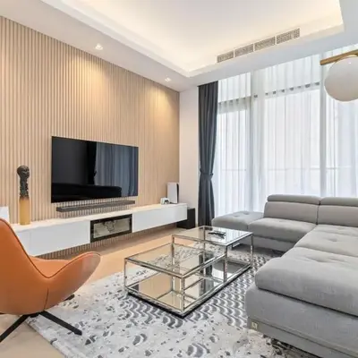 Elegant Apartment Amidst Vibrant Area With Balcony