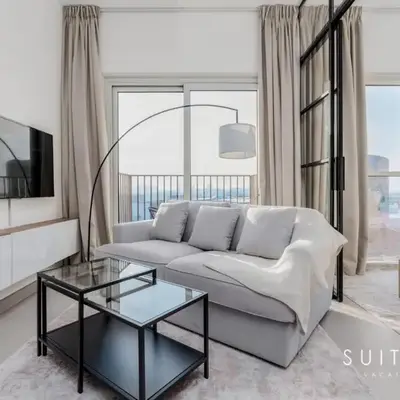 Chic Bright One Bedroom Suite
