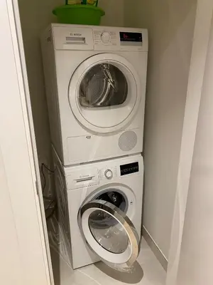 a washing machine and a washer in a room at les voiles in Dubai