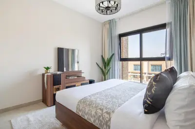 a bedroom with a bed and a window at Frank Porter - Eleganz 5 in Dubai