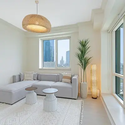 2BR Dubai Marina Apt - Walk to Metro - Pool and Gym