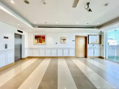 an empty room with a large room with a hallway at Homes2Retreat - Studio in Lincoln Park Sheffield in Dubai
