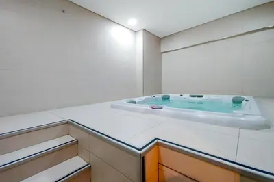 a bathroom with a jacuzzi tub in a room at Blueground Sheikh Zayed Rd pool gym DXB-462 in Dubai