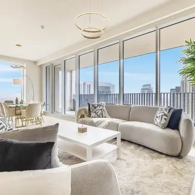 Modern Home on 33rd Floor in Dubai Creek