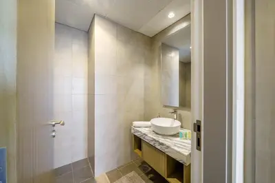a bathroom with a sink and a mirror at Appartement spacieux de luxe à 5mn du Burj Khalifa in Dubai