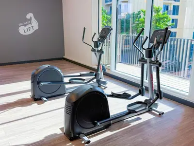 a gym with two treadmills and a treadmill at Luxuswohnung in Creek Harbour in Dubai