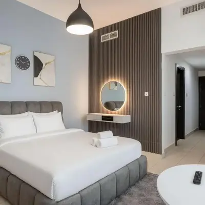 High-Floor Studio with Stunning Lake View in Dubai Marina