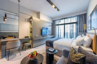 a hotel room with a bed and a living room at Wohnung im Stadtzentrum von Dubai in Dubai
