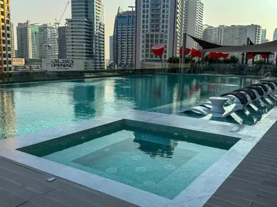 a swimming pool in a city with tall buildings at Wohnung im Stadtzentrum von Dubai in Dubai