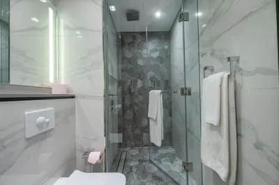a bathroom with a glass shower with a toilet at Wohnung im Stadtzentrum von Dubai in Dubai