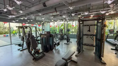 a gym with a bunch of exercise bikes in it at Wohnung im Stadtzentrum von Dubai in Dubai