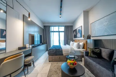 a hotel room with a bed and a couch at Wohnung im Stadtzentrum von Dubai in Dubai