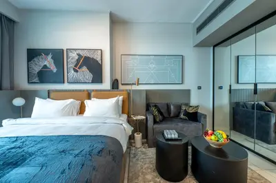 a hotel room with a bed and a chair at Wohnung im Stadtzentrum von Dubai in Dubai
