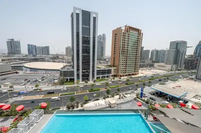 a view of a city with a pool and buildings at Wohnung im Stadtzentrum von Dubai in Dubai
