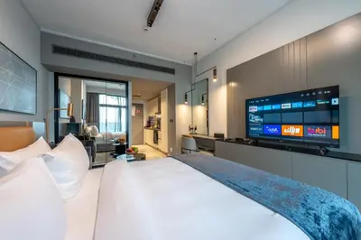 a hotel room with a bed and a flat screen tv at Wohnung im Stadtzentrum von Dubai in Dubai