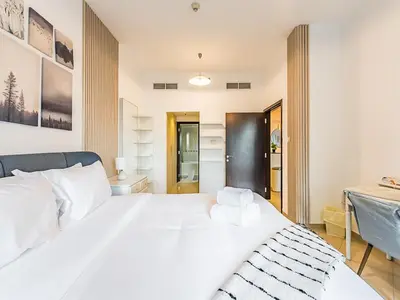 a bedroom with a large white bed in a room at Luxury Modern 1BR-Concorde Tower 1-JLT in Dubai