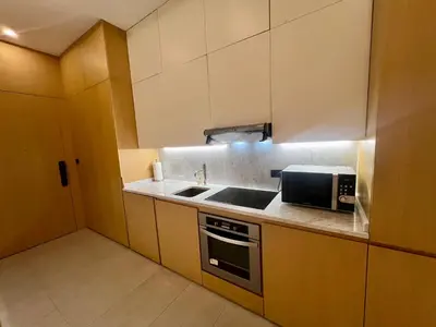 a small kitchen with a sink and a microwave at Palm Jumeirah, Studio, Fantastischer Meer-, Beach- und Skyline Blick, Strand in Dubai