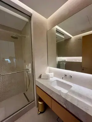 a bathroom with a sink and a shower at Palm Jumeirah, Studio, Fantastischer Meer-, Beach- und Skyline Blick, Strand in Dubai