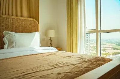 a bedroom with a bed and a large window at Stilvolle Wohnung im Herzen von Dubai in Dubai