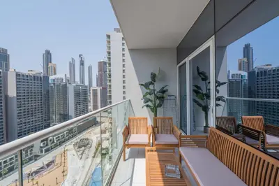 a balcony with benches and a view of the city at Wohnung mit Blick auf den Burj Khalifa im Stadtzentrum von Dubai in Dubai