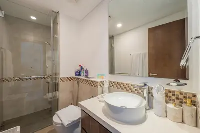 a bathroom with a sink and a shower at Wohnung mit Blick auf den Burj Khalifa im Stadtzentrum von Dubai in Dubai