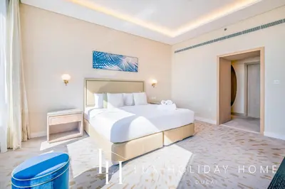 a bedroom with a large white bed in a room at LUX Iconic Views at The Palm Tower Suite 5 in Dubai