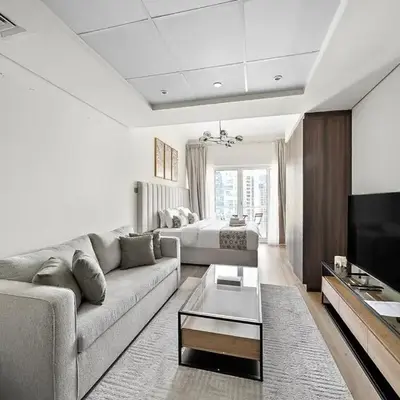 Stunning Lake View Apartment in JLT