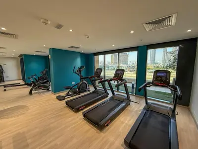 a gym with several treadmills and exercise bikes at Luxuriöser Aufenthalt mit Blick auf den Burj Khalifa in Dubai
