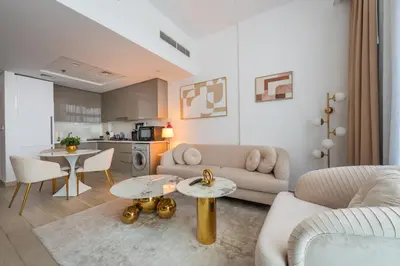 a living room with a couch and a table at Luxuriöser Aufenthalt mit Blick auf den Burj Khalifa in Dubai
