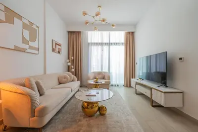 a living room with a couch and a tv at Luxuriöser Aufenthalt mit Blick auf den Burj Khalifa in Dubai