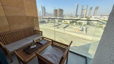 a balcony with a table and a view of a city at Luxuriöser Aufenthalt mit Blick auf den Burj Khalifa in Dubai