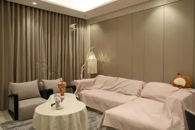 a living room with a couch and a bed and a table at \u6e29\u99a8\u53ef\u7231\u7684\u6574\u5957\u516c\u5bd3 in Dubai