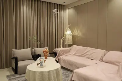 a living room with a couch and a table at \u6e29\u99a8\u53ef\u7231\u7684\u6574\u5957\u516c\u5bd3 in Dubai