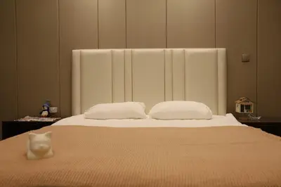 a large bed with two pillows on top of it at \u6e29\u99a8\u53ef\u7231\u7684\u6574\u5957\u516c\u5bd3 in Dubai