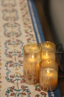 four candles sitting on a table with a table cloth at \u6e29\u99a8\u53ef\u7231\u7684\u6574\u5957\u516c\u5bd3 in Dubai