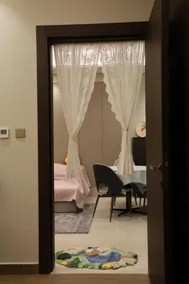 a room with a bedroom with a bed and a mirror at \u6e29\u99a8\u53ef\u7231\u7684\u6574\u5957\u516c\u5bd3 in Dubai
