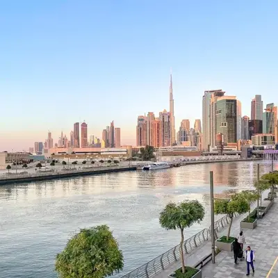 Elegant 1BR Apt with Balcony Views of Burj Khalifa & Dubai Canal
