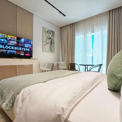 Waterfront Studio with Burj Khalifa & Dubai Mall Access