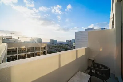 Gallery image of SettlerHomes - Chic Top-Floor Studio Near Metro Link in Dubai