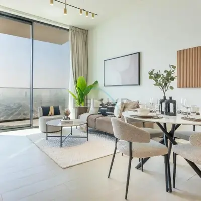 High-Rise 1BR with Lake and City Views Easy Access to Downtown and Marina