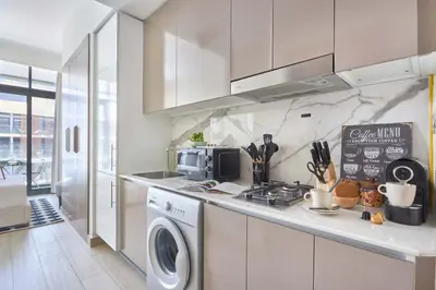 a kitchen with a washer and a washing machine at Frank Porter - Azizi Riviera 15 in Dubai