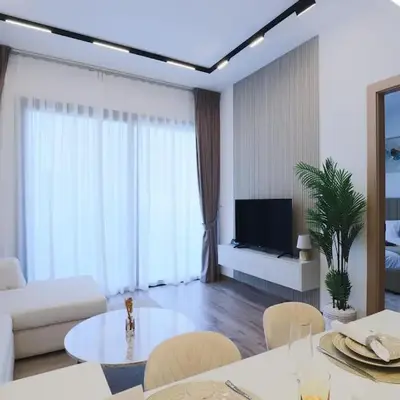 Luxurious 2BR in Oakley Square Residence
