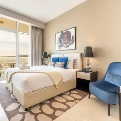 High-Rise Studio Near the Golf Club and Mall with a Community View