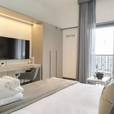 Welhome - Elegant Studio with Skyline Views & Comfort