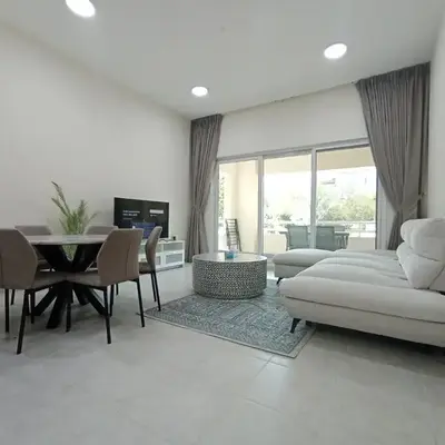 Cozy Bedroom Retreat in Green Community Pool View