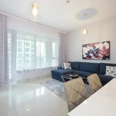Stylish 1BR plus study room with Queen bed