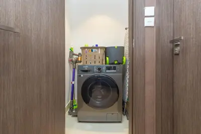 a washing machine in a room with a door at WOW Port de la Mer Skyline Blick Dubai in Dubai