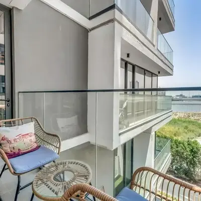 Waves - Rustic Chic 1 BR Retreat in Vibrant JVC