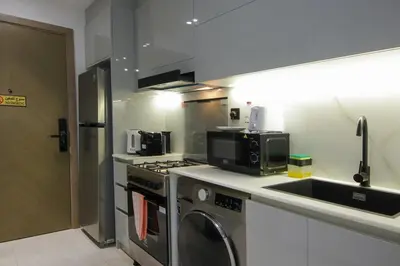 a kitchen with a washing machine and a sink at Modern Studio Stay in Business Bay Near Dubai Mall in Dubai