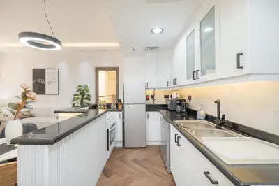 Gallery image of StayShort - Modern JBR Apartment Sleeps 4 with Pool & Balcony in Dubai